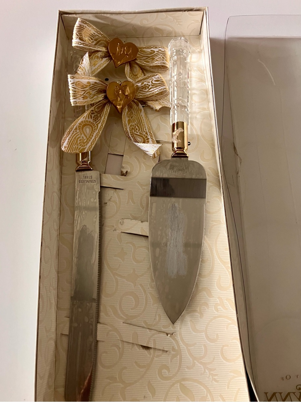 Ty Wilson Jamie LynnCream and Gold Wedding Cake Server Set. Names filed off